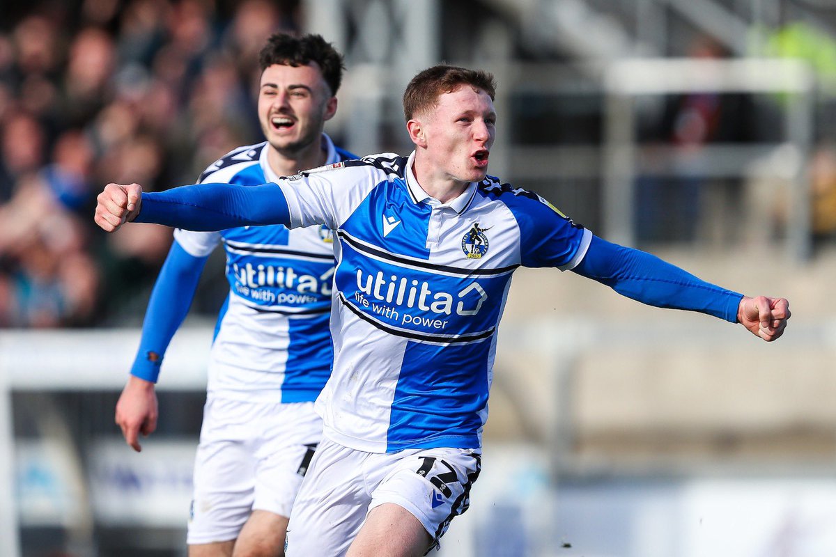 Joey7Barton's tweet photo. Another big crowd. Another big performance. Boys are right at it and backing each other up game by game.

Thanks for the amazing support again. Rest, recover and see you all Tuesday. @Official_BRFC 

#UTG https://t.co/vceXkzALHA