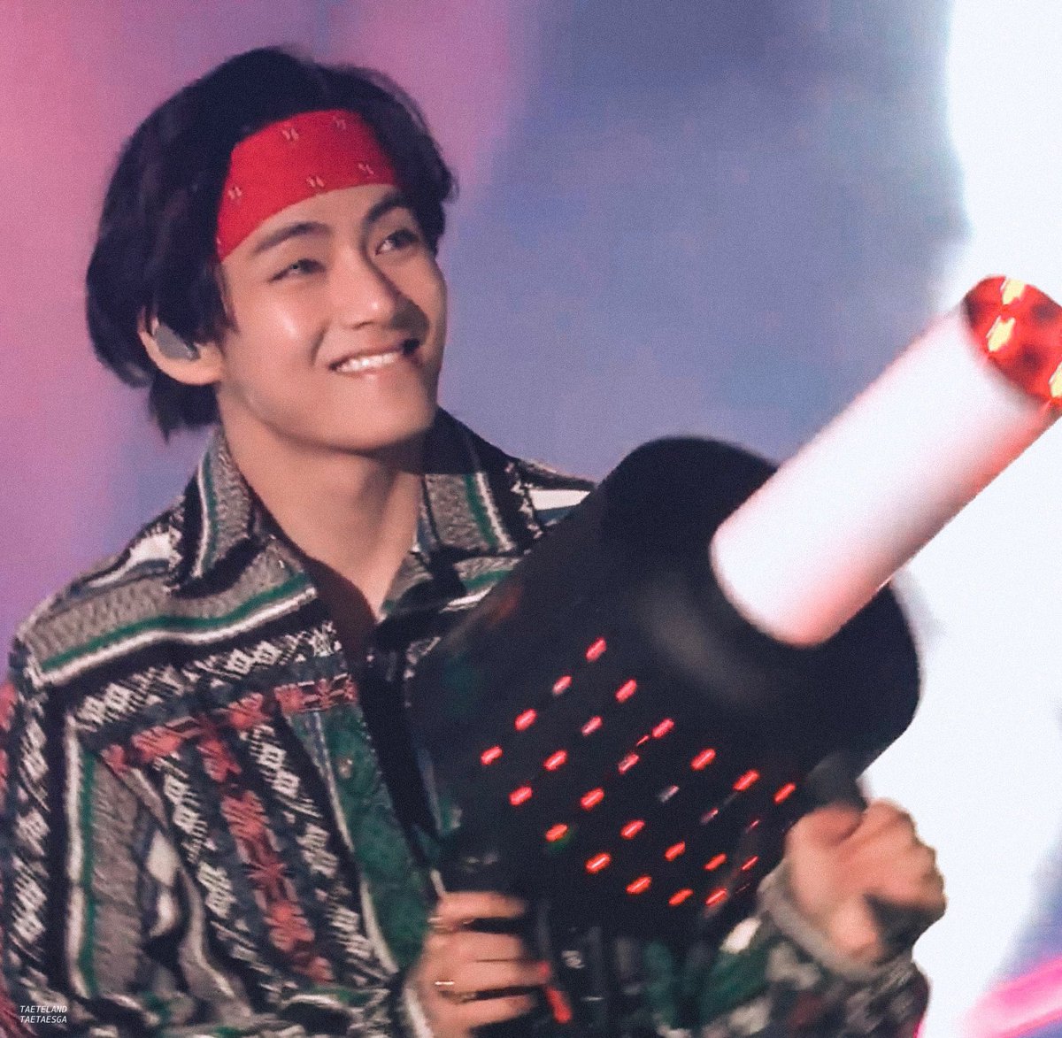 taeteland's tweet photo. LOOK AT KIM TAEHYUNG 🥺 https://t.co/7eO9OmLCJ3