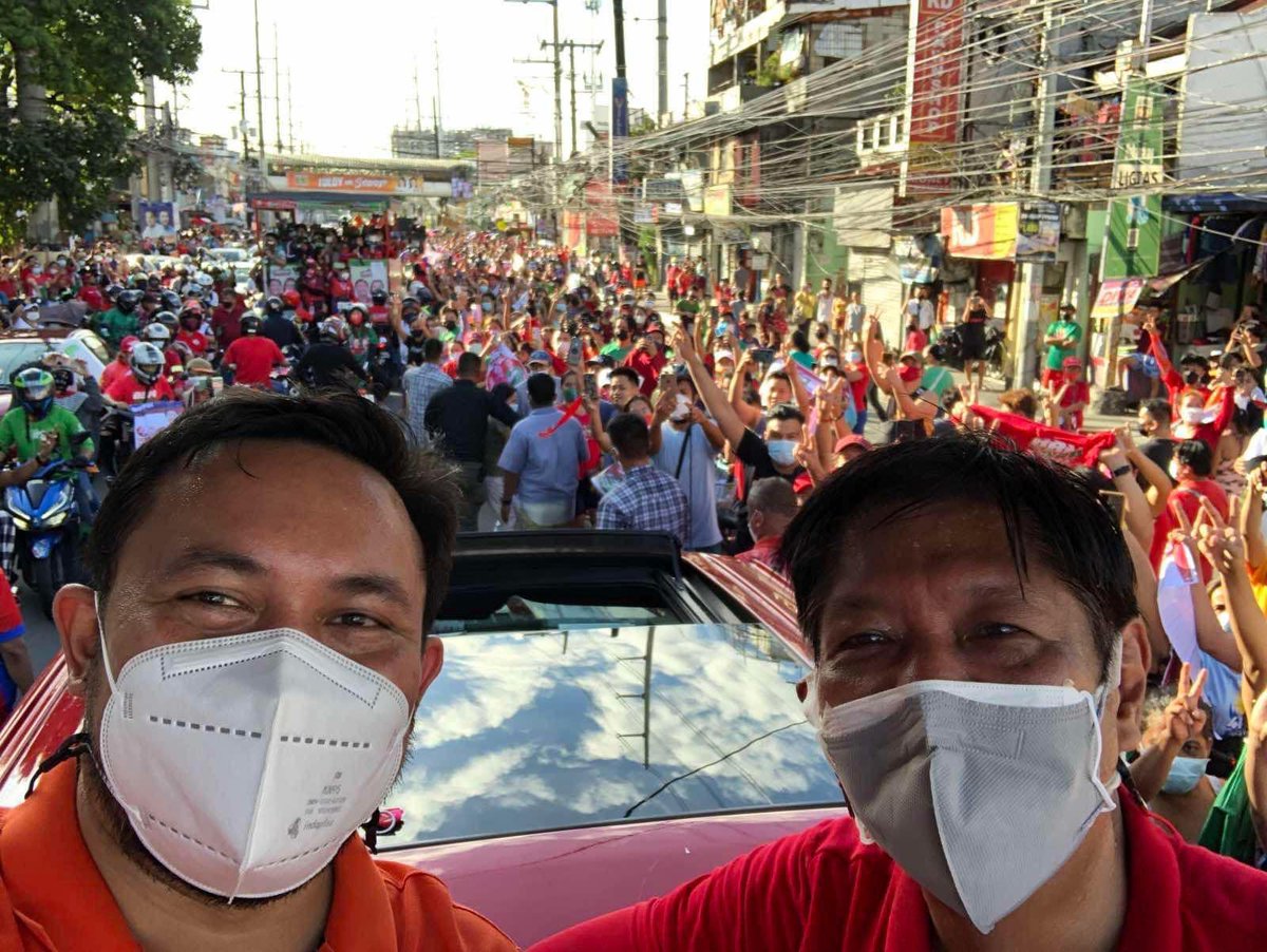 manilabulletin's tweet photo. LOOK: Las Pinas residents welcome UniTeam Presidential candidate former senator Ferdinand “BongBong” Marcos and Senatorial candidate Mark Villar during the caravan in Las Pinas City on March 13, 2022. (MB Photo by Ali Vicoy, Mark Villar/FB) https://t.co/SthT7Z4FEU