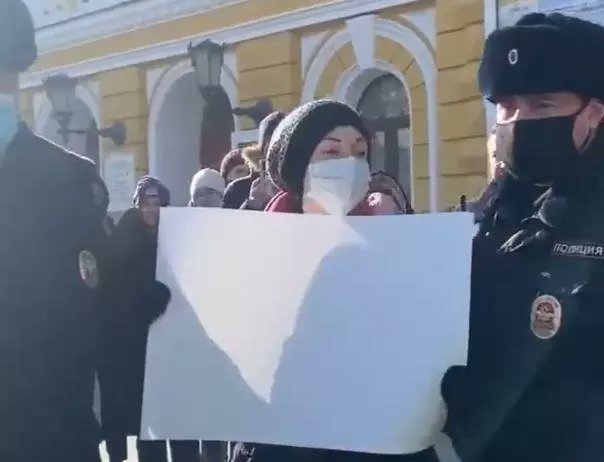 HotNews_ro's tweet photo. O tânără din #Novgorod ce este arestată, deși protesta cu o simplă foaie albă ⬇️
https://t.co/ulpXbgg0nA

#Ukraine #Russia 🟠 #HotNews https://t.co/ziMloMCmLQ
