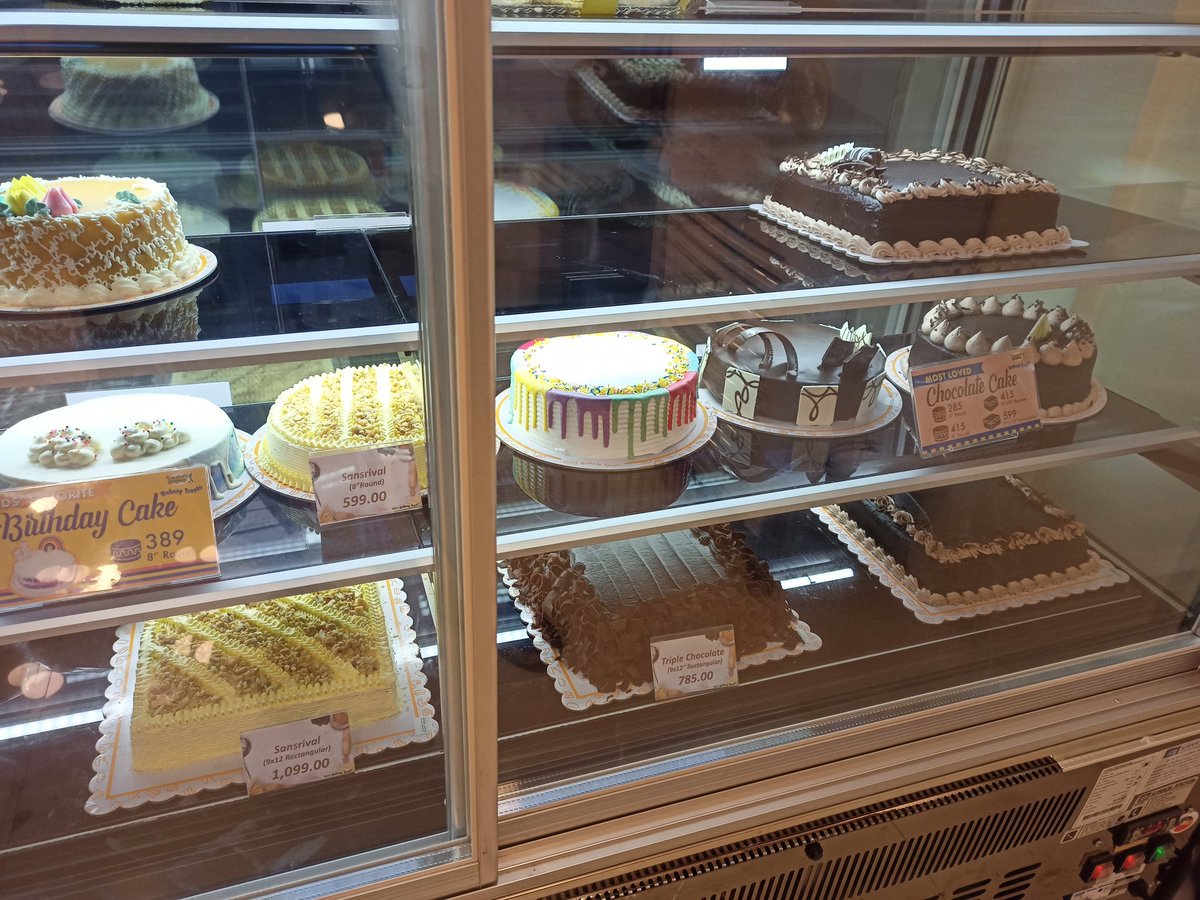 HappyFoodies's tweet photo. Kapasigan, Pasig got some additional pastry treats as Lemon Square Bakery treats opens in the city. Aside from their popular signature consumer pastries, they got some cakes and baked goodies. Located just across Bonifacio plaza. Near KFC 
#happyfoodies 
#pasigeats 
#pastrylove https://t.co/25GgP20ogv