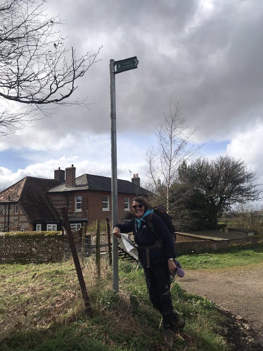 BedwynFootpaths's tweet photo. Here’s how to keep a #waymarker out of harms way!😂 walking the #PewseyValeCircularWay @visitpewseyvale @WessexNordic @VisitWiltshire @theGreatWestWay @RamblersGB https://t.co/KXp0Y16Mqt