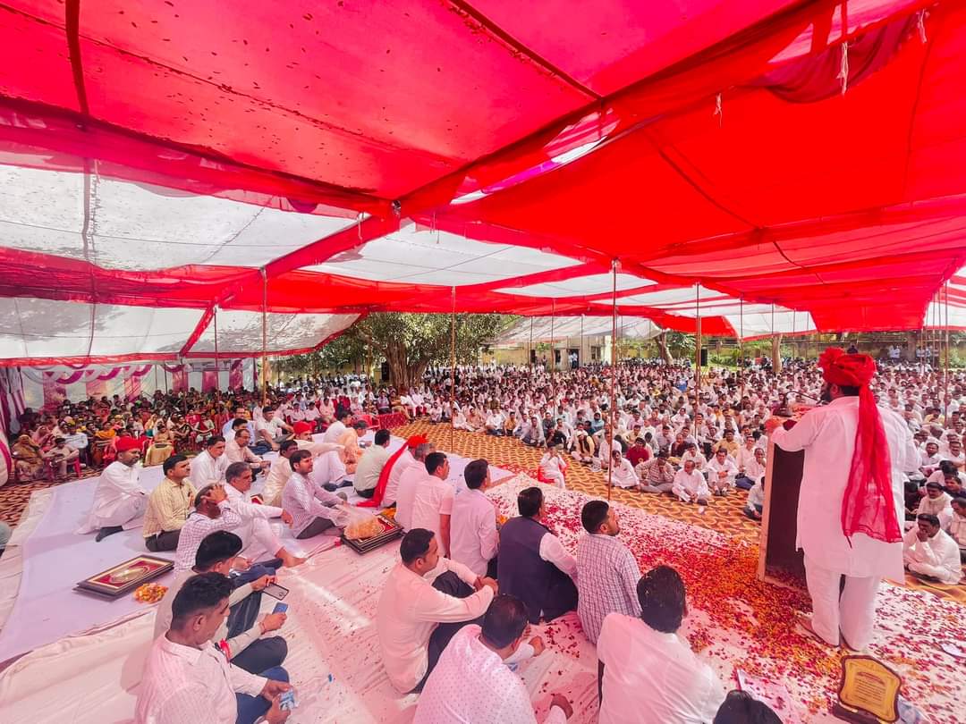 BalwanPoonia_'s tweet photo. राजस्थान में #OPS बहाल होने पर आज भादरा में #राजस्थान #सरकार के कर्मचारियों द्वारा आयोजीत सम्मान व अभिनन्दन समारोह में शिरकत की ओर समस्त कर्मचारी जगत को बधाई दी । इस मोके पर तहसील के सभी विभागों के #कर्मचारी ,जनप्रतिनिधिगण सहित हज़ारों की संख्या में सरकारी कर्मचारी मोजूद रहे । https://t.co/NtD125oU9q