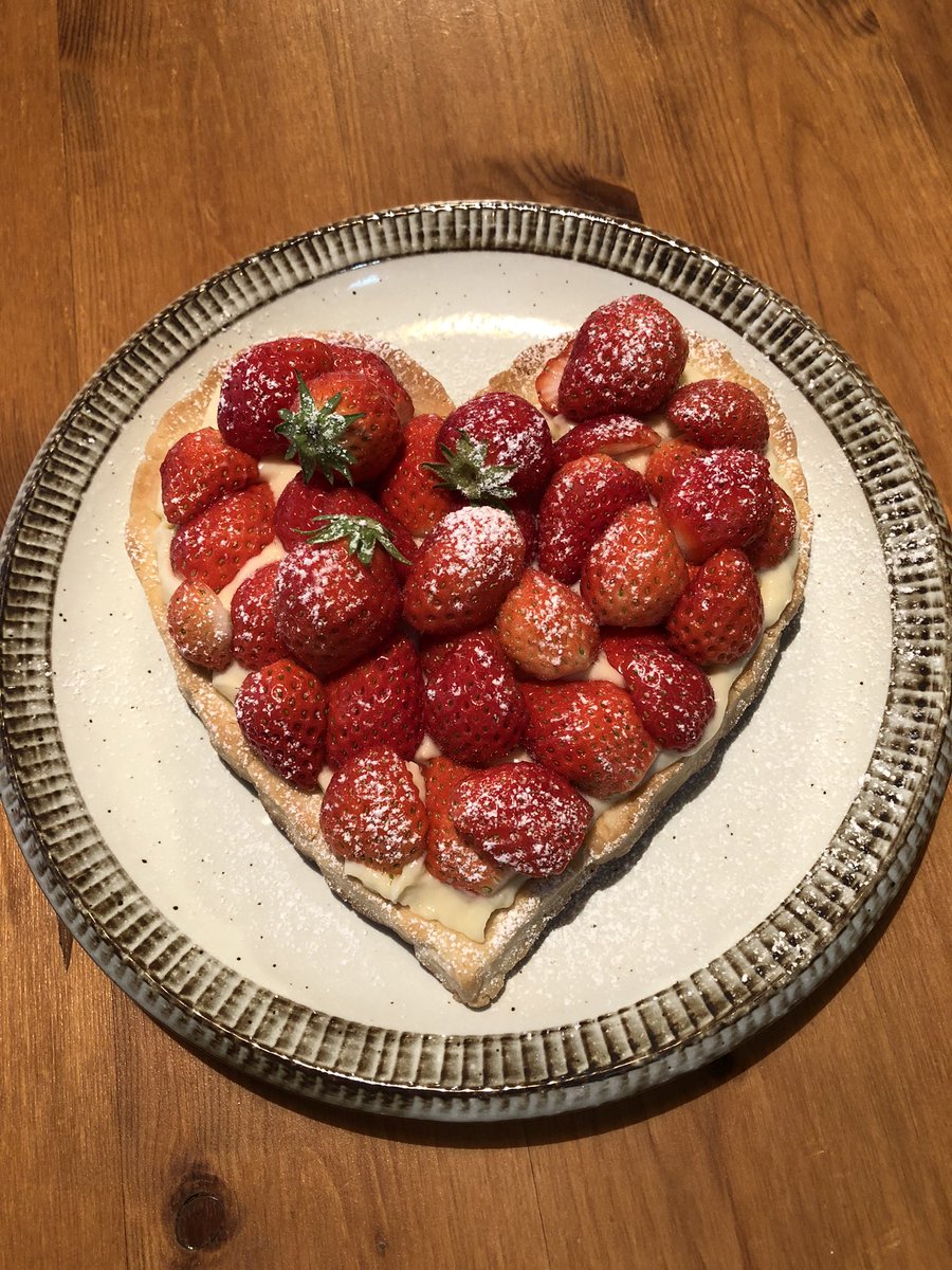 thechampakamine's tweet photo. 本日

52歳になりました。

家族からは手作りケーキと手紙、そしてみんなで変顔という素敵なプレゼントをいただきました😊 https://t.co/McjXPI3BHd