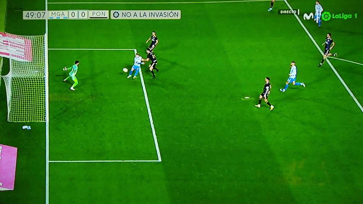 📺 El penalti que se tragó el VAR en el estadio de La Rosaleda.

Pascanu sujeta del brazo a Brandon para impedir su remate y derriba al delantero local dentro del área.

Areces Franco, en el VAR, apenas gastó segundos en su revisión. ❌