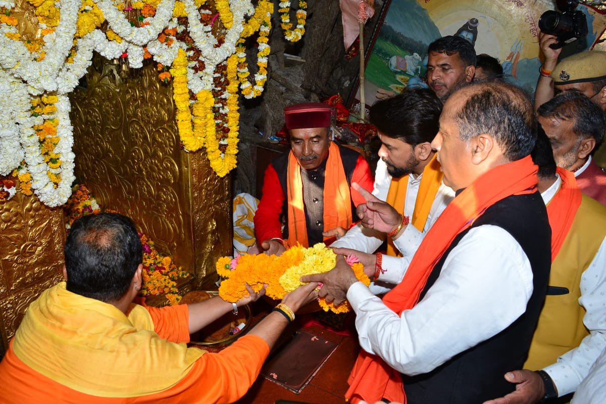 jairamthakurbjp's tweet photo. हमीरपुर के दियोटसिद्ध स्थित बाबा बालकनाथ मंदिर में पूजा-अर्चना कर प्रदेश की उन्नति एवं ख़ुशहाली की कामना की।

हमारा हिमाचल शिखर पर श्रेष्ठ हो और हम मिल कर इसे आगे बढ़ाने के लिए निरंतर प्रयासरत है। https://t.co/cqpr3X3CjO