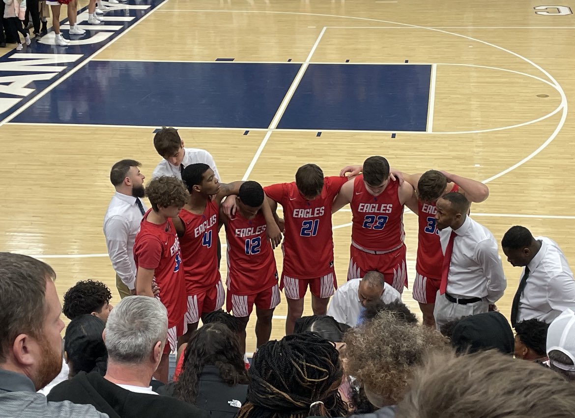 JAcheerteam's tweet photo. So proud of our boys basketball
team, they may have lost but they sure did put up a fight! We are proud to own the sectional 4A title! Go Eagles💙❤️📣 https://t.co/gG5qwSirT1