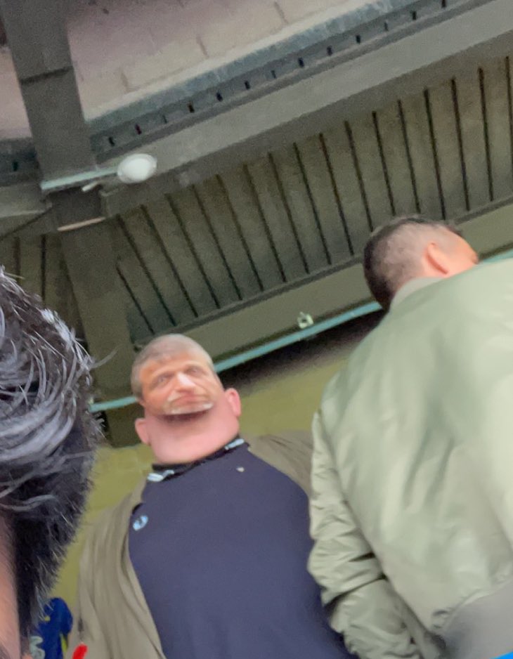 Guy behind me wearing an Abramovich mask😭😭