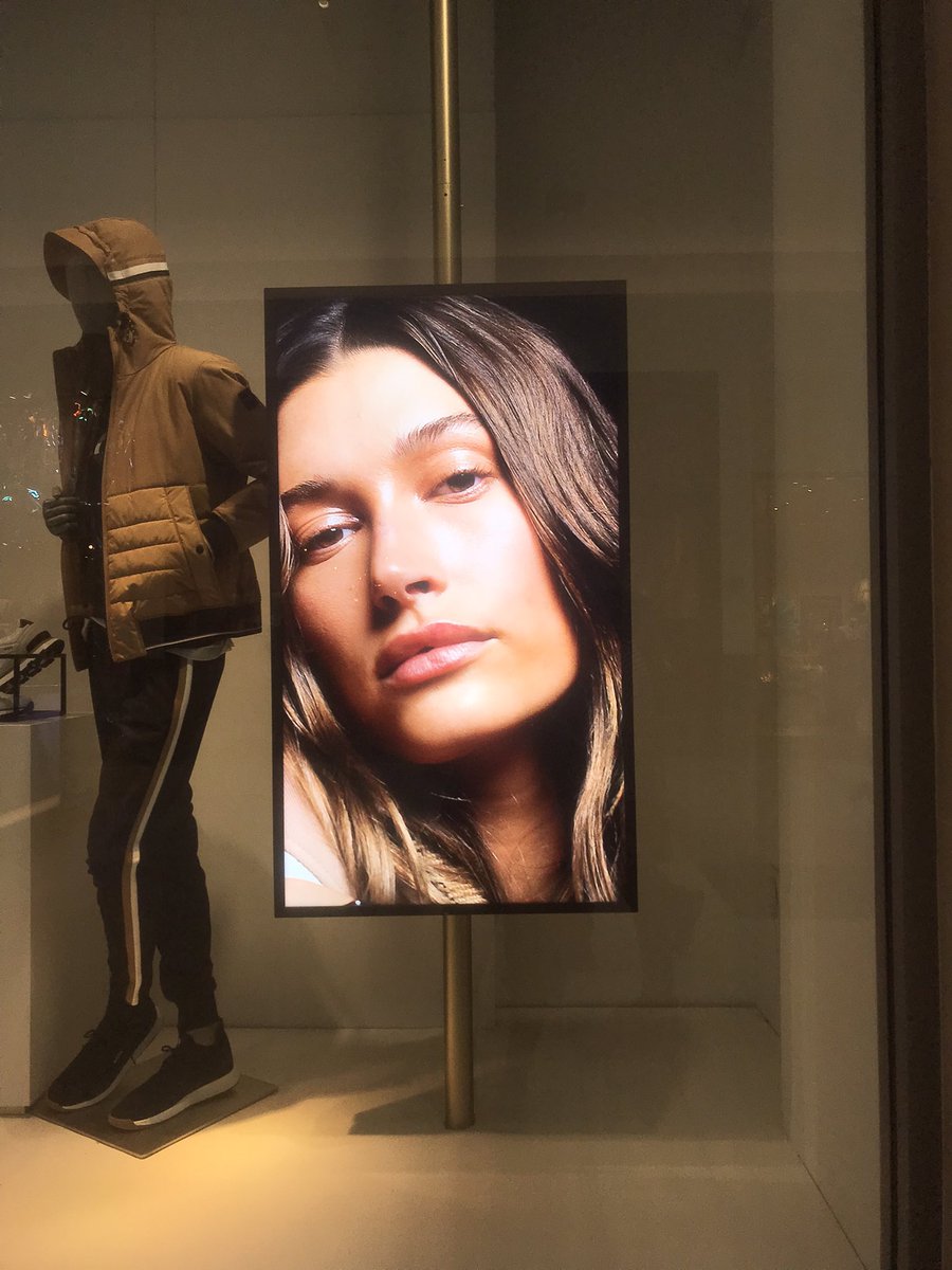 accesshailey's tweet image. PERFEITA!! Hailey na vitrine da Hugo Boss em Boca Raton, Flórida.