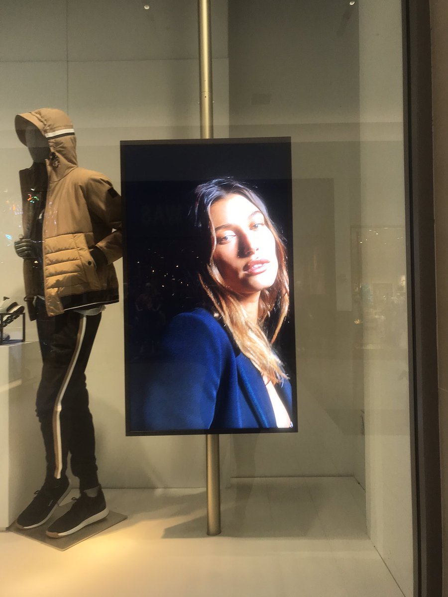 accesshailey's tweet image. PERFEITA!! Hailey na vitrine da Hugo Boss em Boca Raton, Flórida.