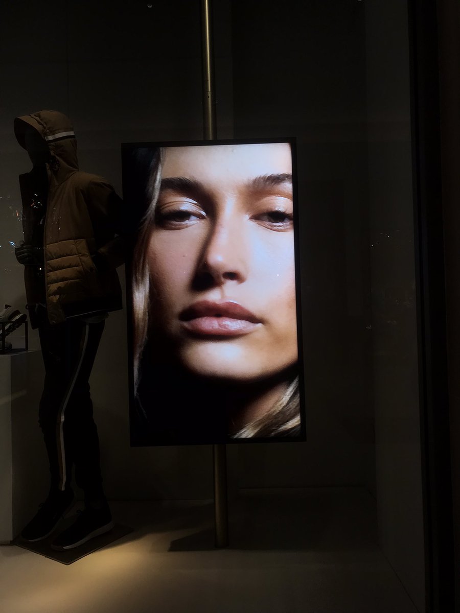 accesshailey's tweet image. PERFEITA!! Hailey na vitrine da Hugo Boss em Boca Raton, Flórida.