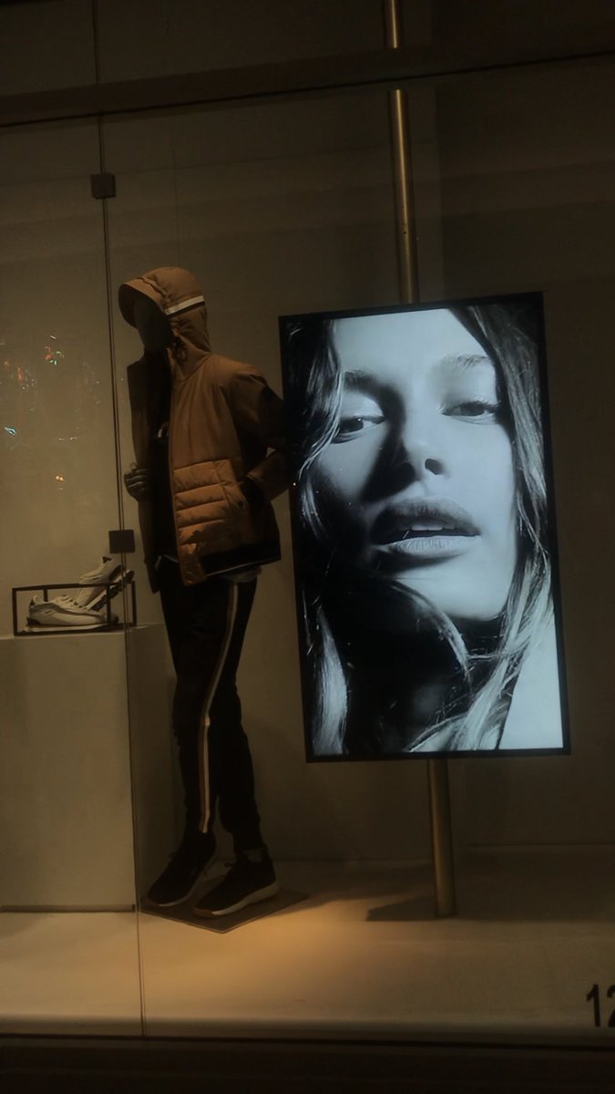 accesshailey's tweet image. PERFEITA!! Hailey na vitrine da Hugo Boss em Boca Raton, Flórida.