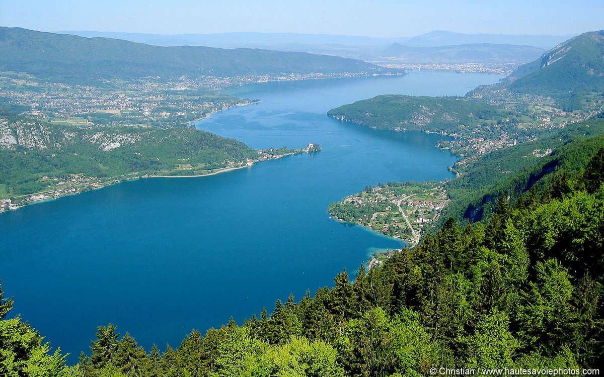 🇫🇷 Alors qu'il était un lac très pollué, le lac d’Annecy est aujourd'hui "le plus pur d'Europe" en zone habitée. Depuis 60 ans, des actions ambitieuses sont menées pour le dépolluer et le préserver ! 💧