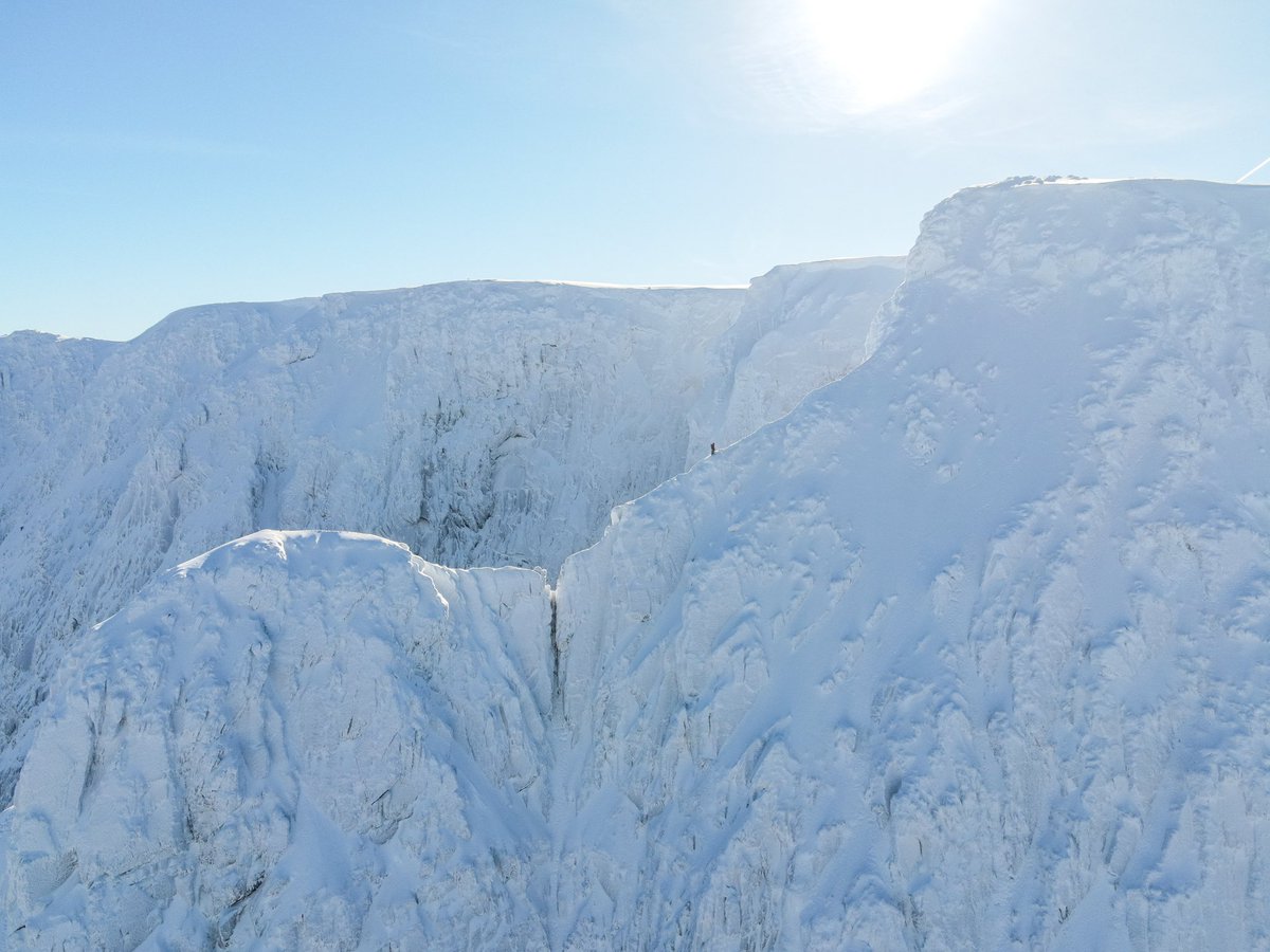 _liam_campbelll's tweet photo. Some drone footage from last weeks bluebird on the Ben! 👉https://t.co/HTq5MEaQI9 👈 #bennevis #scotland #towerridge #winterclimbing #scottishwinterclimbing #mountaineeringscotland #mytiso #getouside #dronephotography https://t.co/VnvJI8Iycj