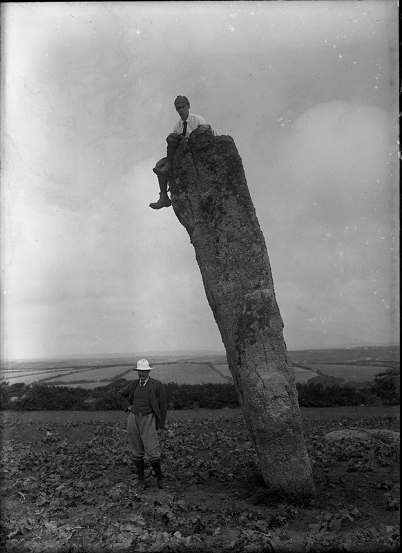 HeirOxford's tweet photo. Stylish archaeologists and an impressive standing stone. No information with this glass plate negative - can anyone identify the place?
#StandingStoneSunday #MysteryPhoto HEIR 36142 https://t.co/jybm4gK2aU