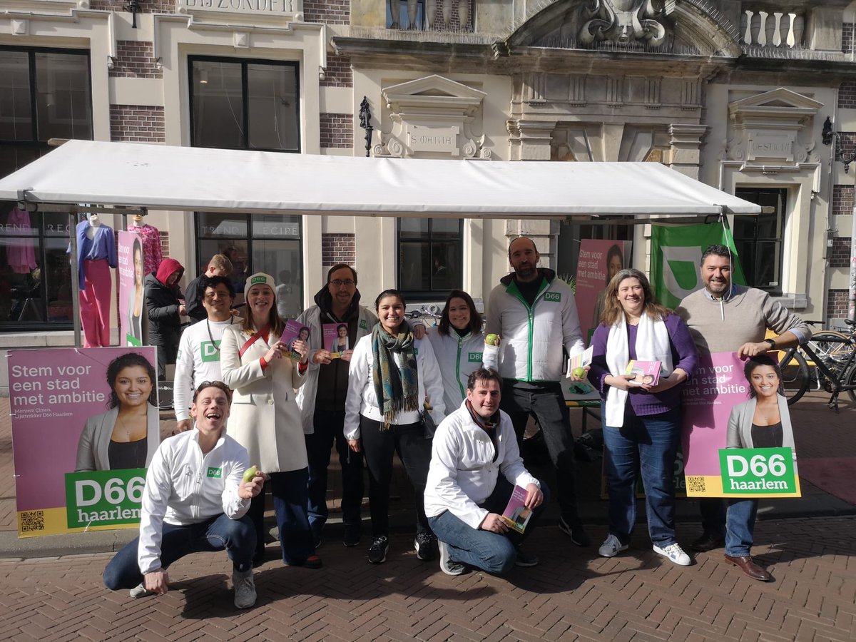 JurBotter's tweet photo. Ga in ieder geval stemmen, maar wil je dat je stem meer waard is, stem dan op D66Haarlem Bekijk de foto's. Het enthousiasme spat er van af. Geef D66Haarlem uw stem voor Raad en daarmee ook voor het College. #d66Haarlem #D66 #verkiezingen #16maart2022 #D66Haarlem https://t.co/HPMSVqqwxF