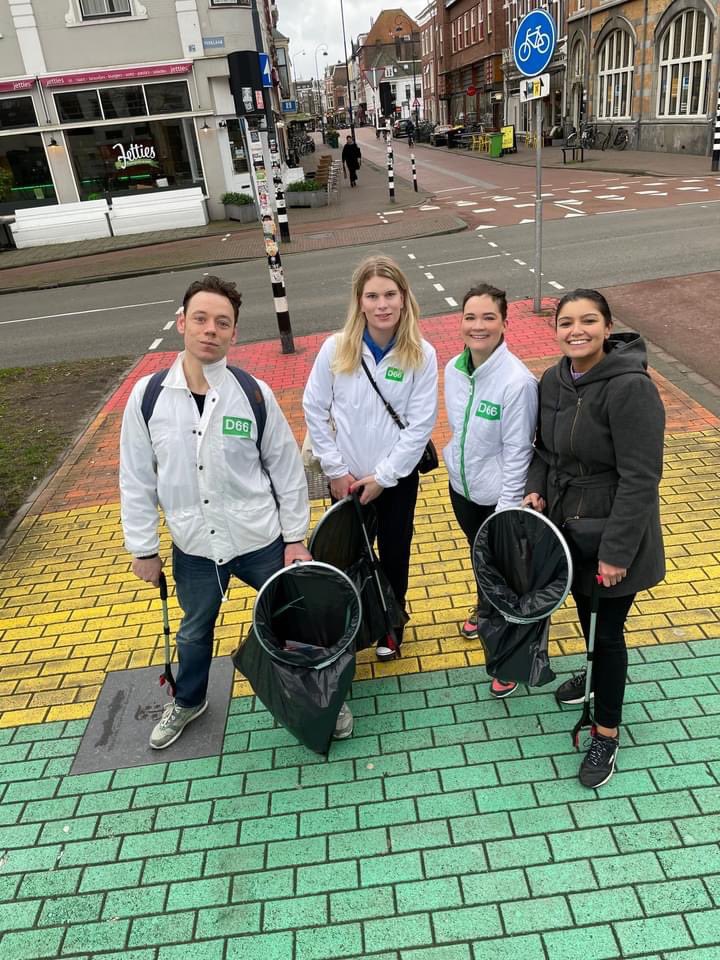 JurBotter's tweet photo. Ga in ieder geval stemmen, maar wil je dat je stem meer waard is, stem dan op D66Haarlem Bekijk de foto's. Het enthousiasme spat er van af. Geef D66Haarlem uw stem voor Raad en daarmee ook voor het College. #d66Haarlem #D66 #verkiezingen #16maart2022 #D66Haarlem https://t.co/HPMSVqqwxF