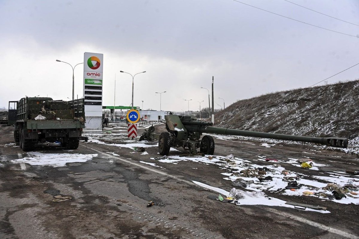 adam_hunayn's tweet photo. A broken column of the Ukrainian army in the vicinity of the Antonovsky bridge in Kherson.

#UkraineWar #Russia #RussiaUkraineWar #UkraineRussiaWar https://t.co/sG8ffY4gJV