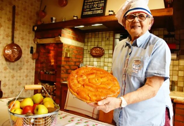 larep_fr's tweet photo. À Ingré, "Mamie Pommes" est la reine de la tarte Tatin... et de la télé!
https://t.co/NowEeePUlo #cuisine #tarte #tatin #mamie #Ingre #Loiret @C8TV https://t.co/UjDP8JtSlg