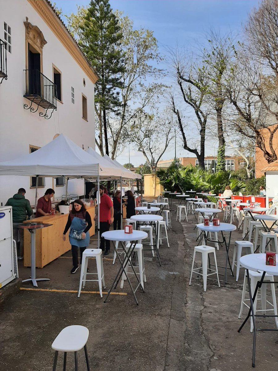 nuevofuturoSV's tweet photo. O nuestra zona de restauración, La Carpa, para tomarte algo y colaborar con nosotros. No te lo pienses y date una vuelta hoy, nuestros menores os necesitan. ¡¡Os esperamos!! #Sevilla #moda #complementos #decoracion #solidaridas #ElMercaditodeNF https://t.co/NkqGGr7BM9