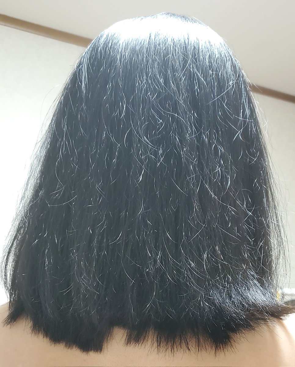 「ちょっと毛先のガタツキが気になる」って言って写真見せて説明しカットし直してもらいました。
出来上がりがコチラ！
うーん、前回といい勝負😭