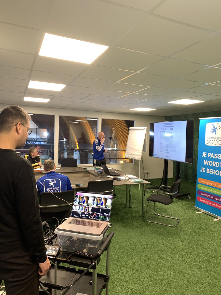 timschoormans's tweet photo. Een verse start van topopleiding Allround Conditie -en Hersteltrainer met icoon @vandegoolberg 
De meest complete opleiding in de branche. Tjokvol informatie, ervaring en geprotocolleerde stappen. Heel veel kennis die 100% toepasbaar in de praktijk van iedere sporttrainer. https://t.co/2j1hQaVIGM