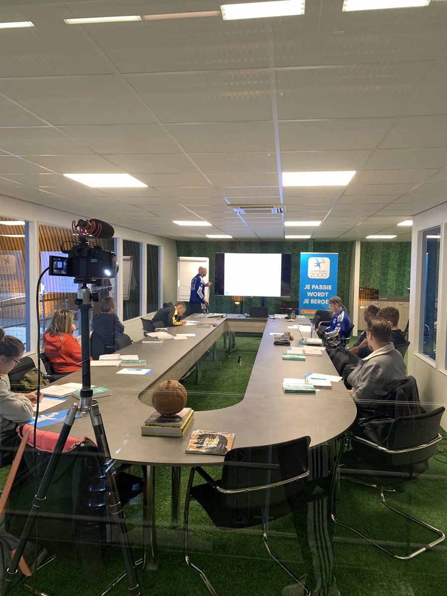 timschoormans's tweet photo. Een verse start van topopleiding Allround Conditie -en Hersteltrainer met icoon @vandegoolberg 
De meest complete opleiding in de branche. Tjokvol informatie, ervaring en geprotocolleerde stappen. Heel veel kennis die 100% toepasbaar in de praktijk van iedere sporttrainer. https://t.co/2j1hQaVIGM