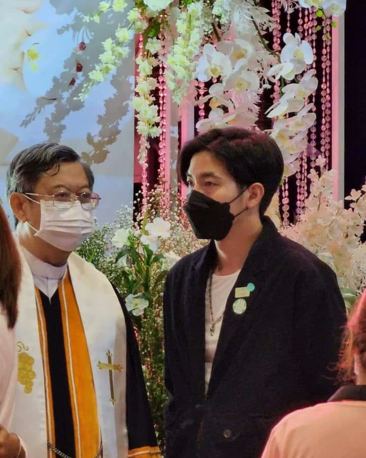 TONO_TNTD's tweet photo. #สู่อ้อมกอดของพระเจ้า
โตโน่มาส่งแตงโม ครั้งสุดท้าย สู่อ้อมกอดของพระเจ้า ในภาพขณะพูดคุย กับ ศาสนาจารย์ธงชัย ประดับชนานุรัตน์ 🙏💐🌼💮 
@mootono_pk
ขอบคุณภาพจากเฟซบุ๊ค แอนนา
#แตงโมต้องได้รับความยุติธรรม https://t.co/XbipWzQF3R