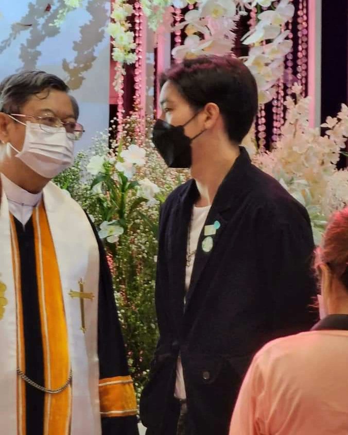 TONO_TNTD's tweet photo. #สู่อ้อมกอดของพระเจ้า
โตโน่มาส่งแตงโม ครั้งสุดท้าย สู่อ้อมกอดของพระเจ้า ในภาพขณะพูดคุย กับ ศาสนาจารย์ธงชัย ประดับชนานุรัตน์ 🙏💐🌼💮 
@mootono_pk
ขอบคุณภาพจากเฟซบุ๊ค แอนนา
#แตงโมต้องได้รับความยุติธรรม https://t.co/XbipWzQF3R