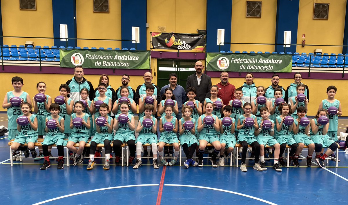 FABJaen's tweet photo. Continuamos con la última concentración de cara a la #FiestaPremini de @FAB_Andaluza en #Benahavís

#baloncestoandalucia 
#Valorcesto
#somoselsur https://t.co/UivOb1dDdS