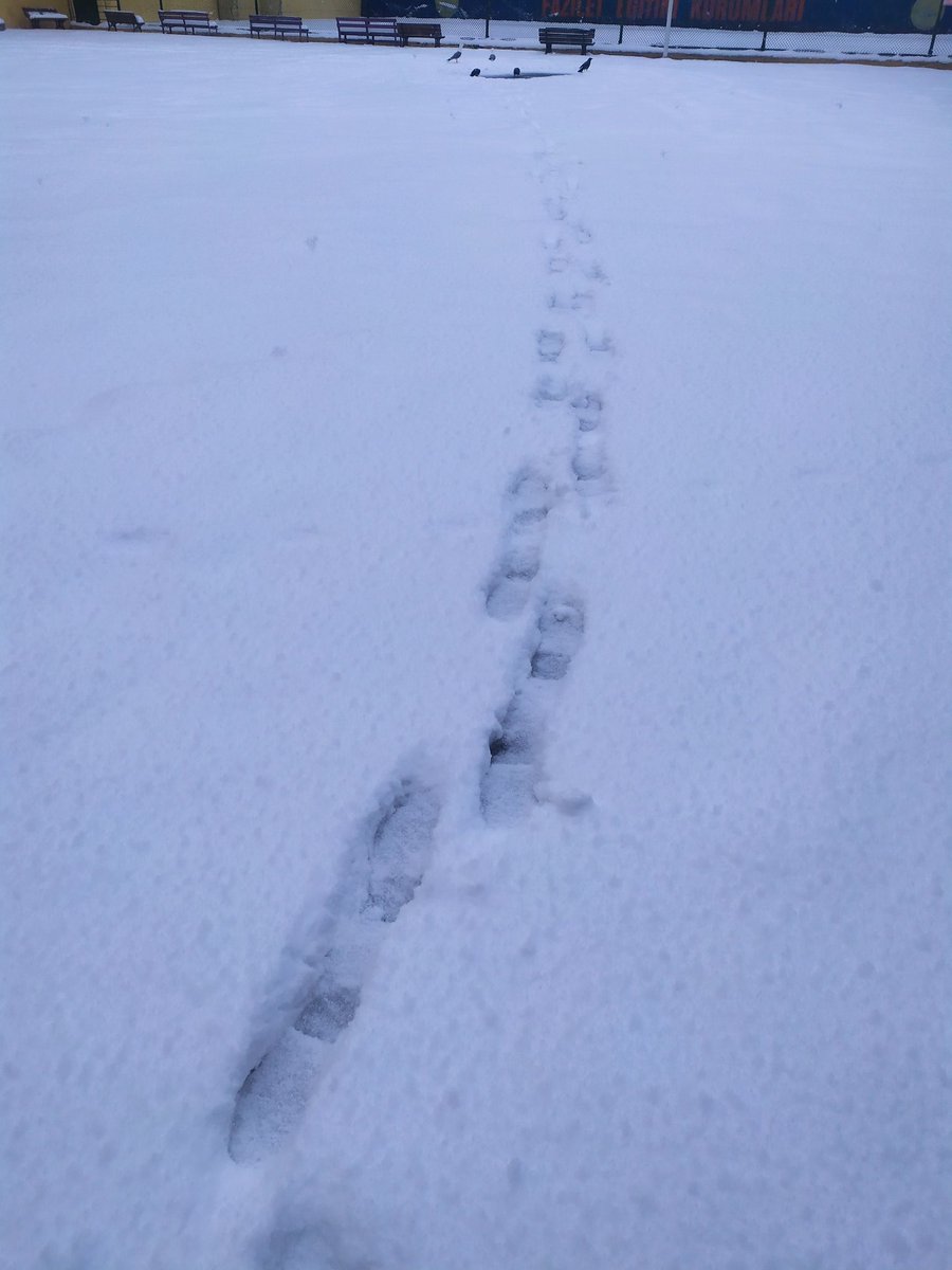 Hayatta öyle izler bırak ki;
O izleri takip edene utanç değil,iftihar vesilesi olsun...