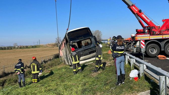 3CatInfo's tweet photo. Una persona ha mort i diverses han quedat ferides en un accident d'autocar on viatjaven cinquanta refugiats ucraïnesos que acabaven d'arribar a Itàlia https://t.co/pwfY4HNmbr https://t.co/HOj5osDkkP