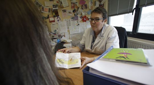 titrespresse's tweet image. (L'express): "#Briser les tabous": faciliter la visite des femmes handicapées chez le gynéco : Paris - Craintes de part et d'autre de la table d'examen, manque de matériel adapté ou de praticiens disponibles: les femmes.. titrespresse.com/37456182202/br…