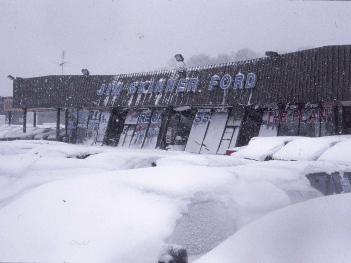 spann's tweet photo. OTD in 1993: The generational ”Blizzard of 93” was winding down, and Alabamians were waking up to a huge blanket of snow. A little over 400,000 people had no power, and travel was virtually impossible over the northern half of the state. Snow fell in all 67 Alabama counties. https://t.co/nYNMFnlsHX