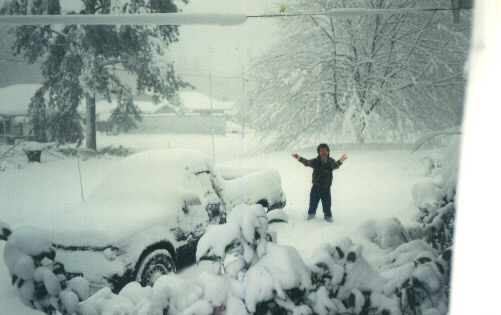 spann's tweet photo. OTD in 1993: The generational ”Blizzard of 93” was winding down, and Alabamians were waking up to a huge blanket of snow. A little over 400,000 people had no power, and travel was virtually impossible over the northern half of the state. Snow fell in all 67 Alabama counties. https://t.co/nYNMFnlsHX