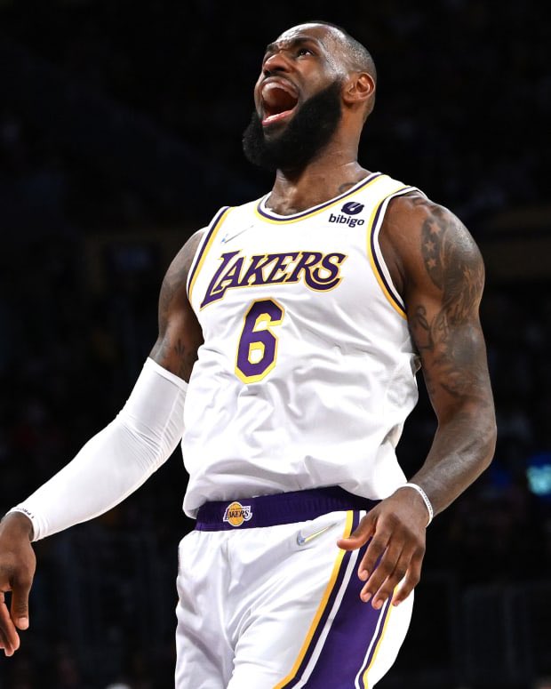 PasionBasketNBA's tweet photo. A sus 37 años, LeBron James se encuentra actualmente liderando la NBA en anotación con 29,7 puntos por partido

👑👑👑 https://t.co/gac7nkbqY6