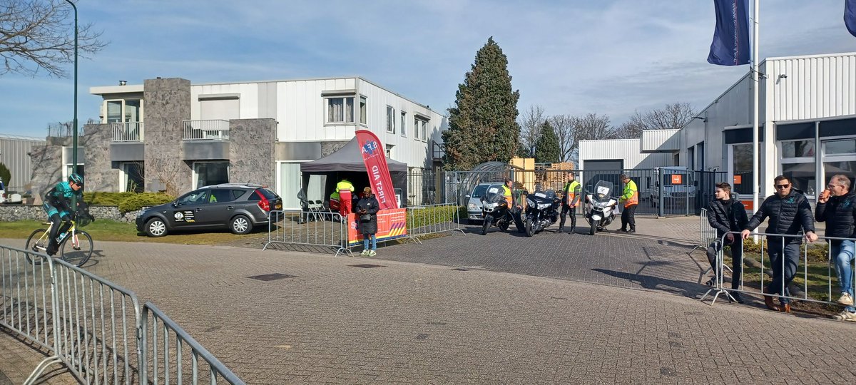 SpecialFirstAid's tweet photo. We staan stand-by met de Motoren en de hulpverlening bij de omloop van jozon
@WVSchijndel 
@GemMeierijstad 
@KNWU https://t.co/NkQQF5pi4B