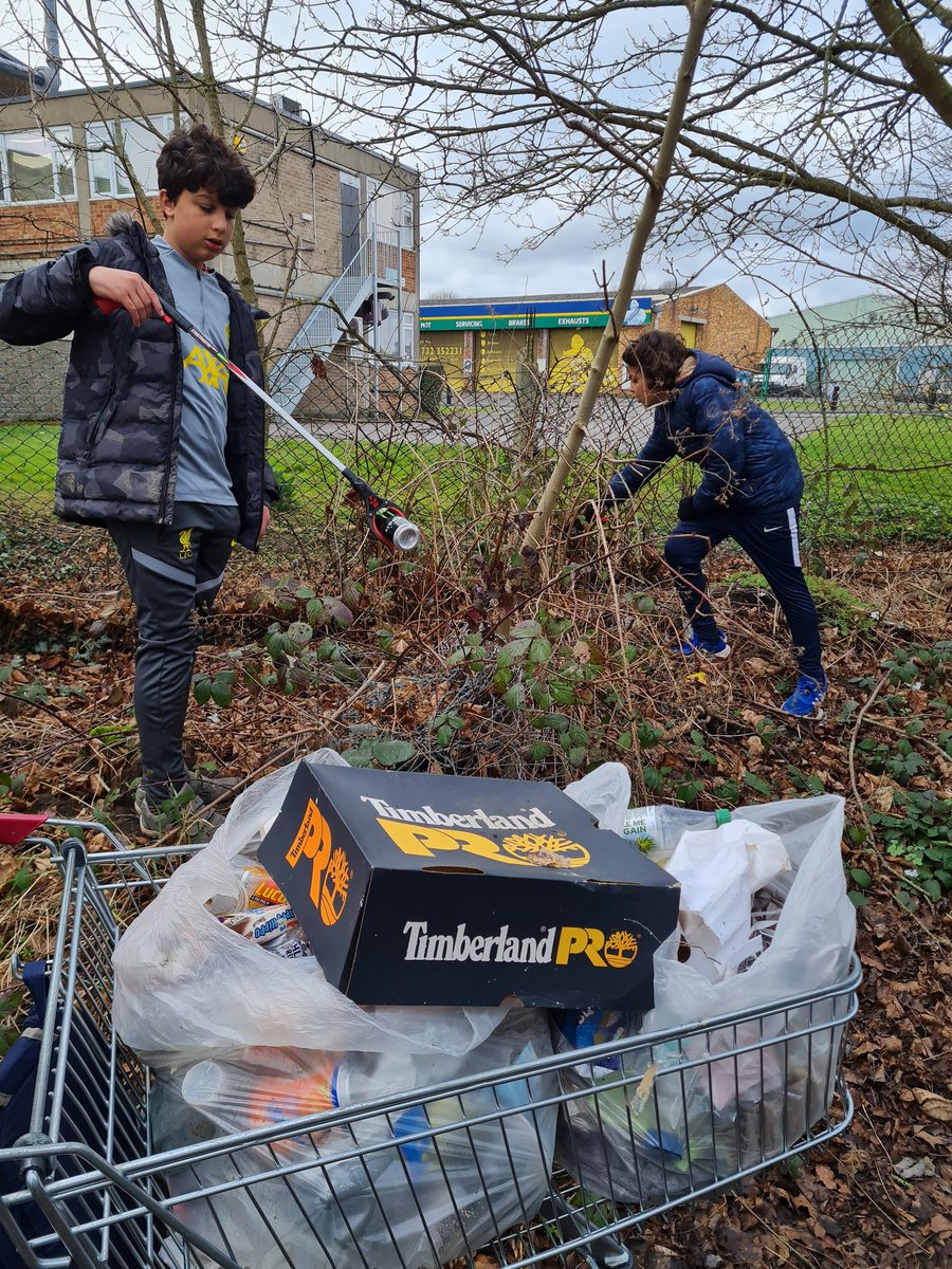 LKickers's tweet photo. We've been scoping out some areas for our #BagADay pledge as part of the @KeepBritainTidy #GBSpringClean later this month. Safe to say that we will be spoilt for choice, and the two bags we cleared from the #Tonbridge industrial estate today barely scratched the surface! https://t.co/LdBFjMHnCU