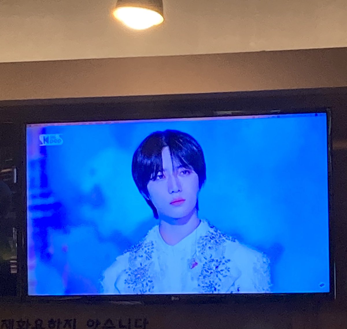 yg_517's tweet photo. #쌀떡_슈퍼스타_밀떡_최범규
2시간이나 대기해서 추웠지만•••
내부가 아늑하고 떡볶이가 진짜 맛있었어요ㅠㅠㅠ 먹는 동안 밤규 직캠이 나와서 눈 호강하면서 먹었습니당 ꪔ͈̮ 특전도 짱 예뻐요 ₍ᐢ..ᐢ₎♡̷ https://t.co/LSih6xpXkD