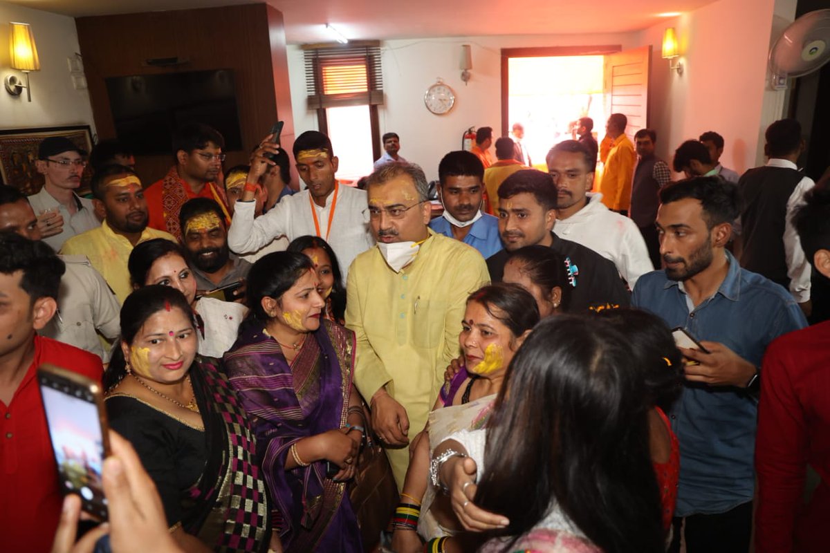 mangalpandeybjp's tweet photo. पूर्व राज्यसभा सांसद श्री आर० के०सिन्हा जी एवं भाजपा के राष्ट्रीय मंत्री ऋतुराज सिन्हा जी के आवास पर आयोजित होली मिलन समारोह में शामिल हुआ। https://t.co/KOMbKyJ39g