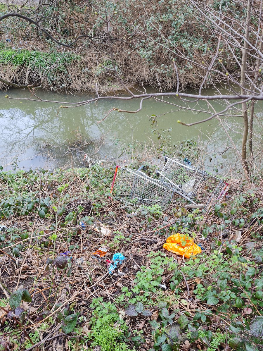 LKickers's tweet photo. We've been scoping out some areas for our #BagADay pledge as part of the @KeepBritainTidy #GBSpringClean later this month. Safe to say that we will be spoilt for choice, and the two bags we cleared from the #Tonbridge industrial estate today barely scratched the surface! https://t.co/LdBFjMHnCU