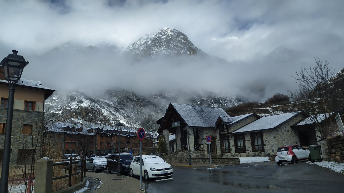 meteopolita's tweet photo. Darrers vestigis de la nevada d'ahir.Avui ja amb aiguaneu.Propers dies pluja.#Benasc https://t.co/HlxUQj1T0c