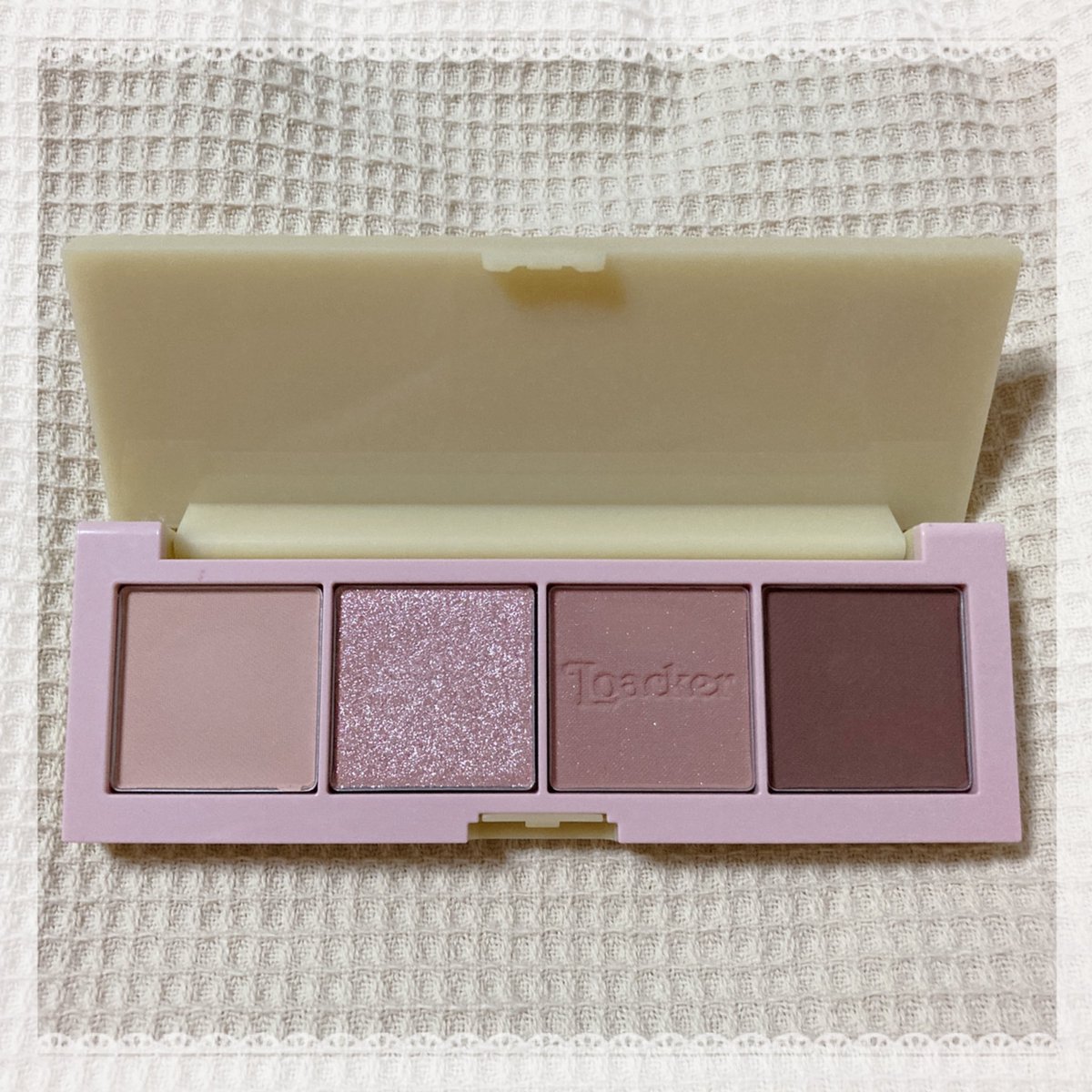 _kiko1022's tweet photo. 届いた〜！やっぱりパッケージが可愛すぎる😢💓
そしてアイシャドウの色味が本当にかわいくて、、使うのが楽しみだ〜！ https://t.co/9Ve3pzXtET