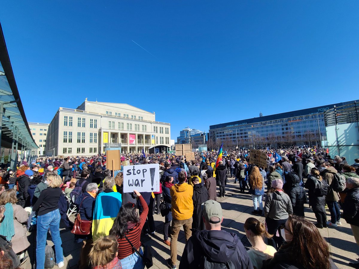 DIELINKELeipzig's tweet photo. #StopWar: Jetzt mit tausenden auf der Stoppt den Krieg - Für Frieden und Solidarität mit den Menschen in der Ukraine Demonstration.
#stopptdenKrieg #wowar #le1303 https://t.co/T8uQv8wvf7