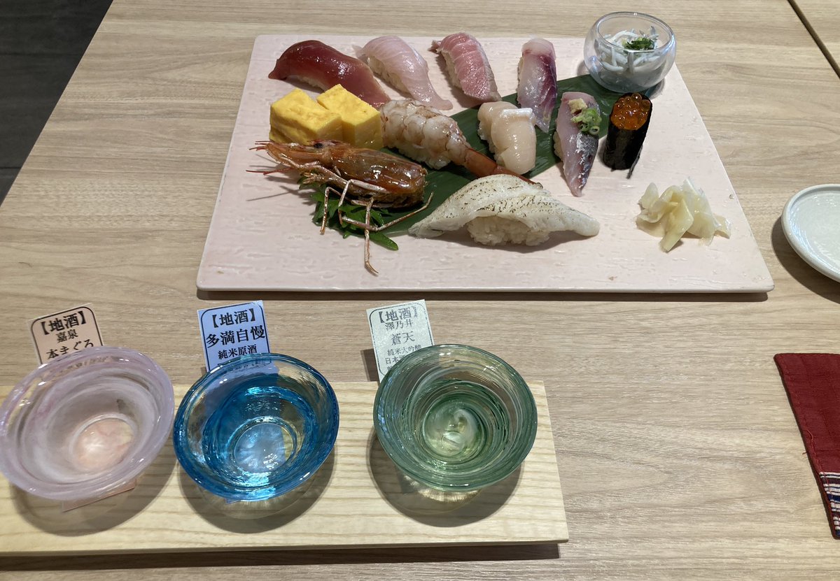 _kiko1022's tweet photo. あと先日ネイルも変えました🧡💙
押し花ネイル、ずっと気になってて初めてやったのですがとっってもかわいい🥰
あとは一目惚れで買ってしまったセリアのシールと最近食べて美味しかったもの🌸🍣🍶 https://t.co/0pOPp7kzPa