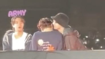 jikookhour's tweet photo. let us innnn https://t.co/EfSsDau1JD