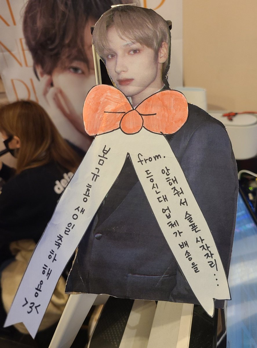 Dillia19's tweet photo. #쌀떡_슈퍼스타_밀떡_최범규

음료만 먹어서 공허해진 배에
탄수화물이 들어가서 행복했습니다💗

가게 안이 범규로 가득하고

등신대가 오지 않아 슬픈 닝이까지ㅋㅋㅋㅋㅋ 다 너무 이쁘고 귀여웠어요💗💗 https://t.co/kwRS8J5tP2