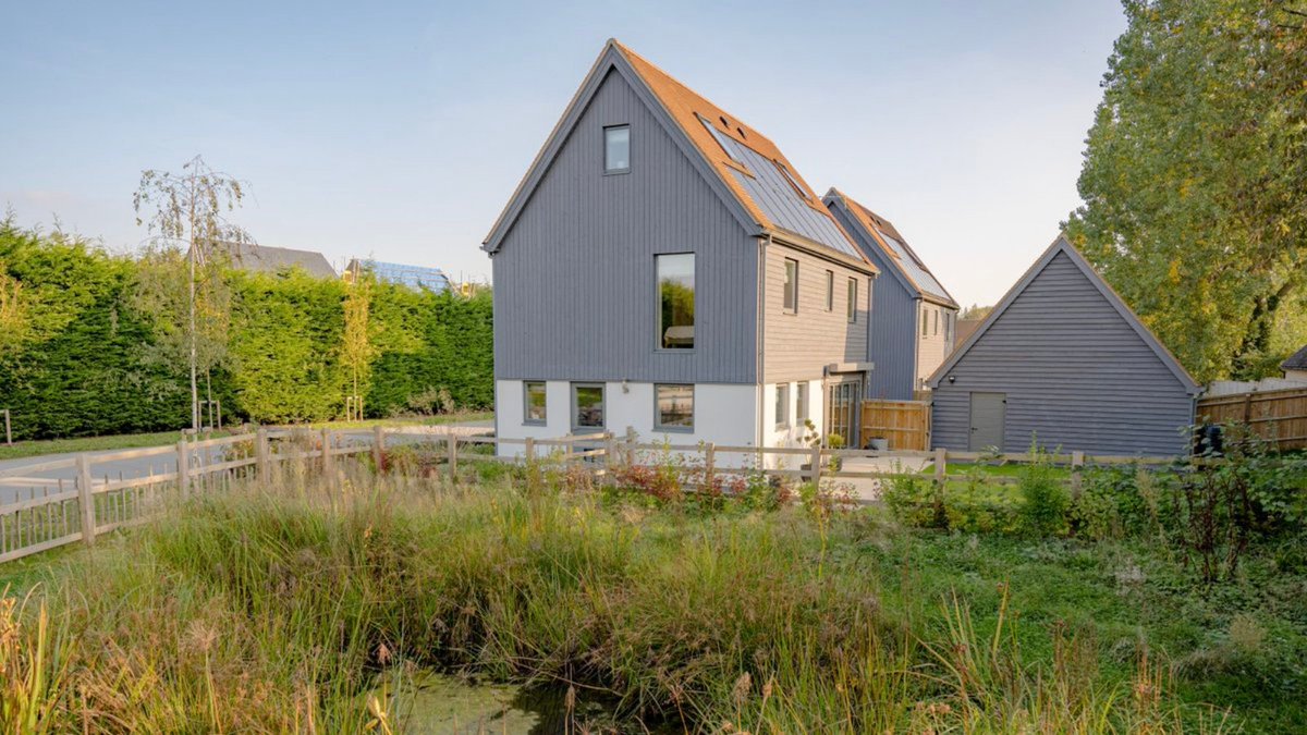 _Project_LEO's tweet photo. Springfield Meadows is a #climatePositive housing development from @greencorehomes and as part of our Smart Fair Neighbourhood Trials, we’re looking at solutions to optimise the energy generated from the #solarPVs - Read more: https://t.co/E5nk2Lw5GE https://t.co/1Eb2HzJAB5