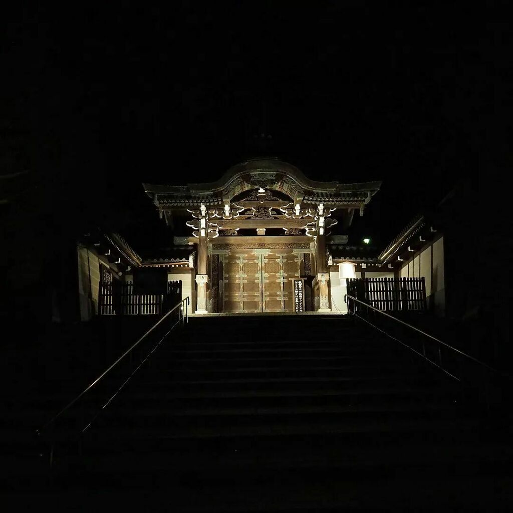 landfes_web's tweet photo. #東山花灯路 #東山花灯路2022 #大谷祖廟 #京都 #kyoto #オリンパス #olympus #olympusomdem10 #omdem10 #omd #em10 #microfourthirds #2022 https://t.co/mPNSq9cshW https://t.co/zltpjvoKFR