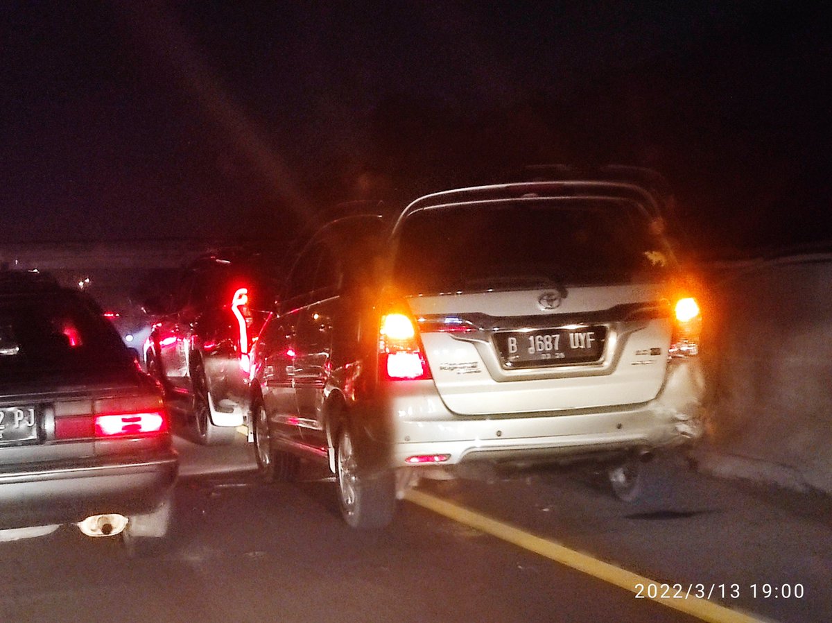 f_kd31's tweet photo. Tabrakan beruntun melibatkan 3 mobil di Tol Jakarta Cikampek KM 67.400 arah Jakarta. Lalu lintas  padat, arah sebaliknya lancar.
@PTJASAMARGA @RadioElshinta @SonoraFM92 @TMCPoldaMetro https://t.co/RtP0cj5p3F